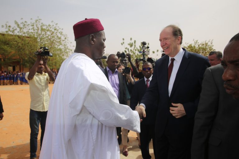 Niger LIRE : Visite du Président du groupe de la Banque Mondiale David MALPASS à l’école normale Saadou Galadima de Niamey : L’éducation au cœur des projets de la Banque Mondiale pour le Niger